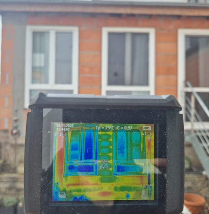 Wärmebildkamera zeigt eine Thermografieaufnahme von Fenstern und Fassade